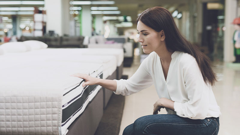 ragazza che guarda un materasso
